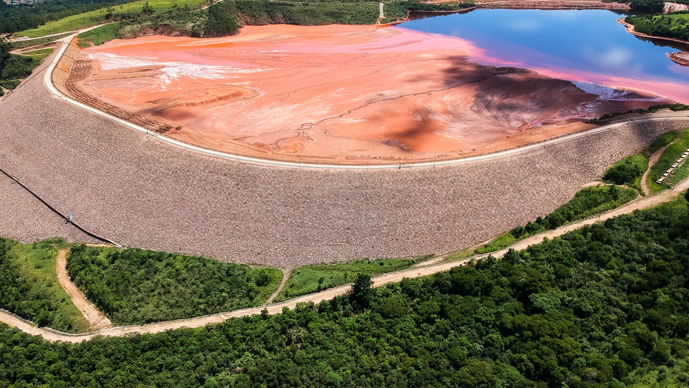Vista aérea de barragem de rejeitos de mineração