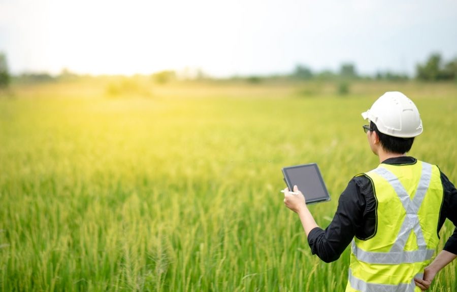 Profissional realizando auditoria ambiental em campo