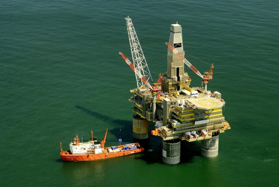 Amostra de petróleo bruto em recipiente de laboratório