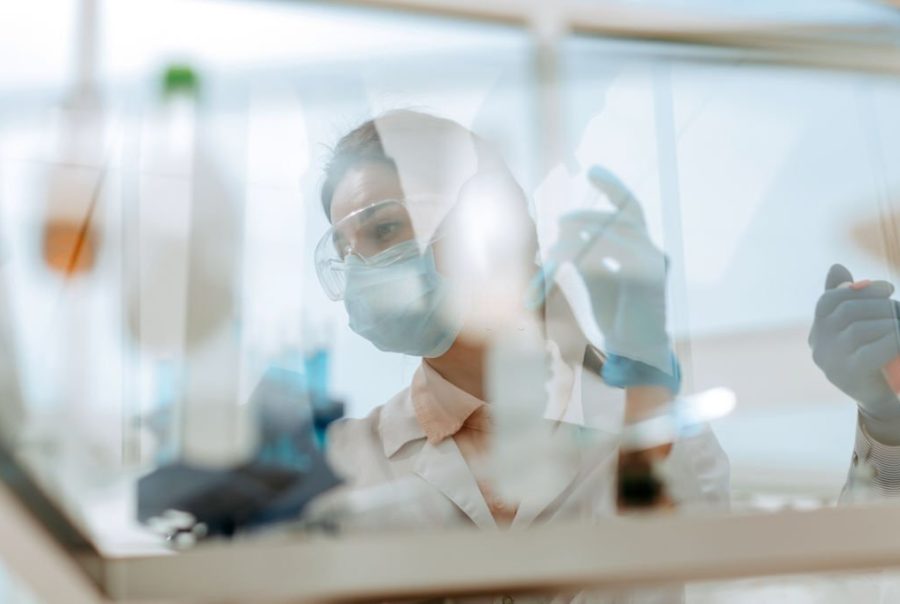 Profissional de laboratório analisando requisitos da ISO 17025