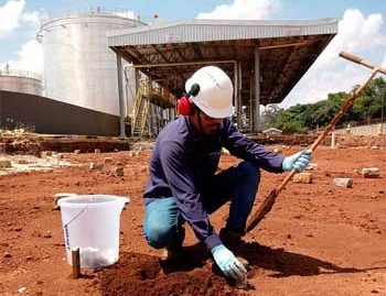 Coleta de amostras de solo durante investigação de área contaminada