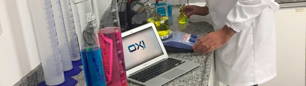 Laboratório da OXI realizando ensaios relacionados ao tratamento ambiental