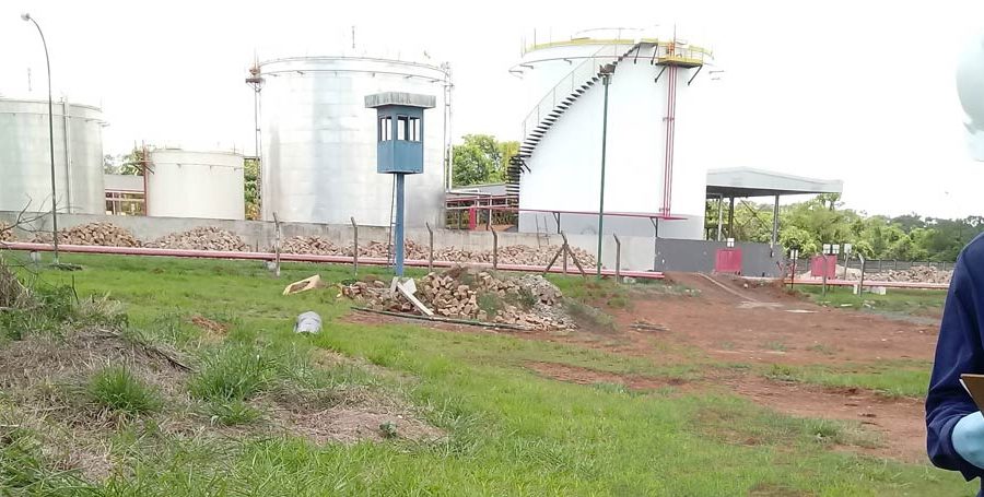 Técnico realizando inspeção em instalação industrial durante avaliação preliminar
