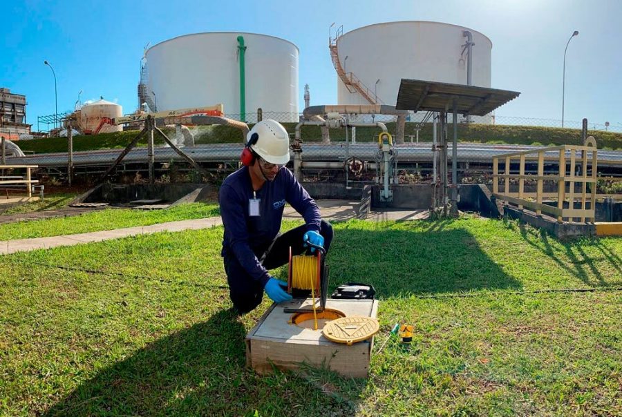 Técnico realizando medição em poço de monitoramento