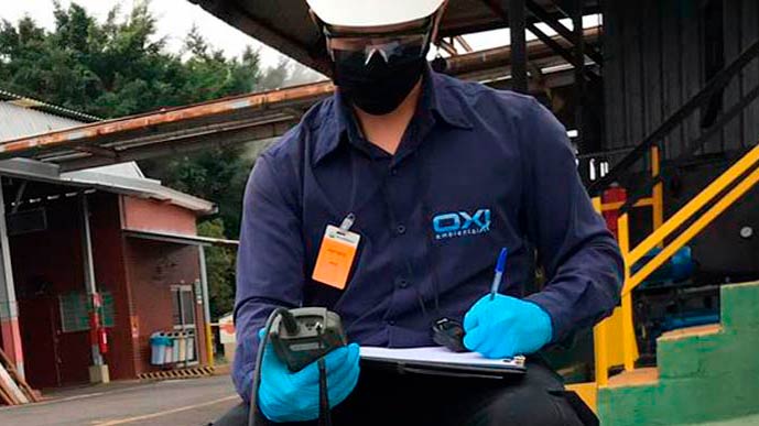 Técnico da OXI realizando medição e registro em campo
