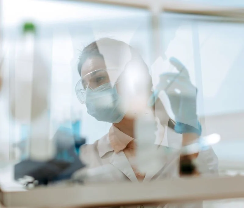 Analista quimica em teste de remediacao ambiental