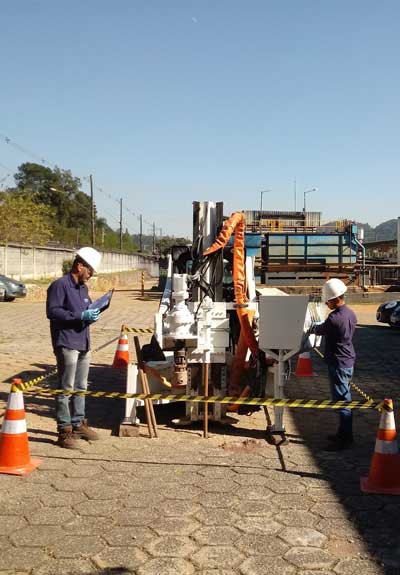 Home 8 Sondagem de solo com coleta de solo por direct push em liner