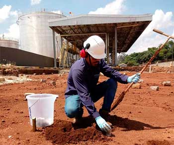 Home 4 Coleta de amostras de solo de uma área contaminada para remediacao