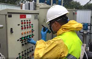 Home 10 Quimico executando a remediacao ambiental